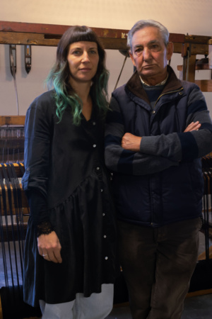 A tecelã Inês Barreiros ao lado do mestre João Ferreira